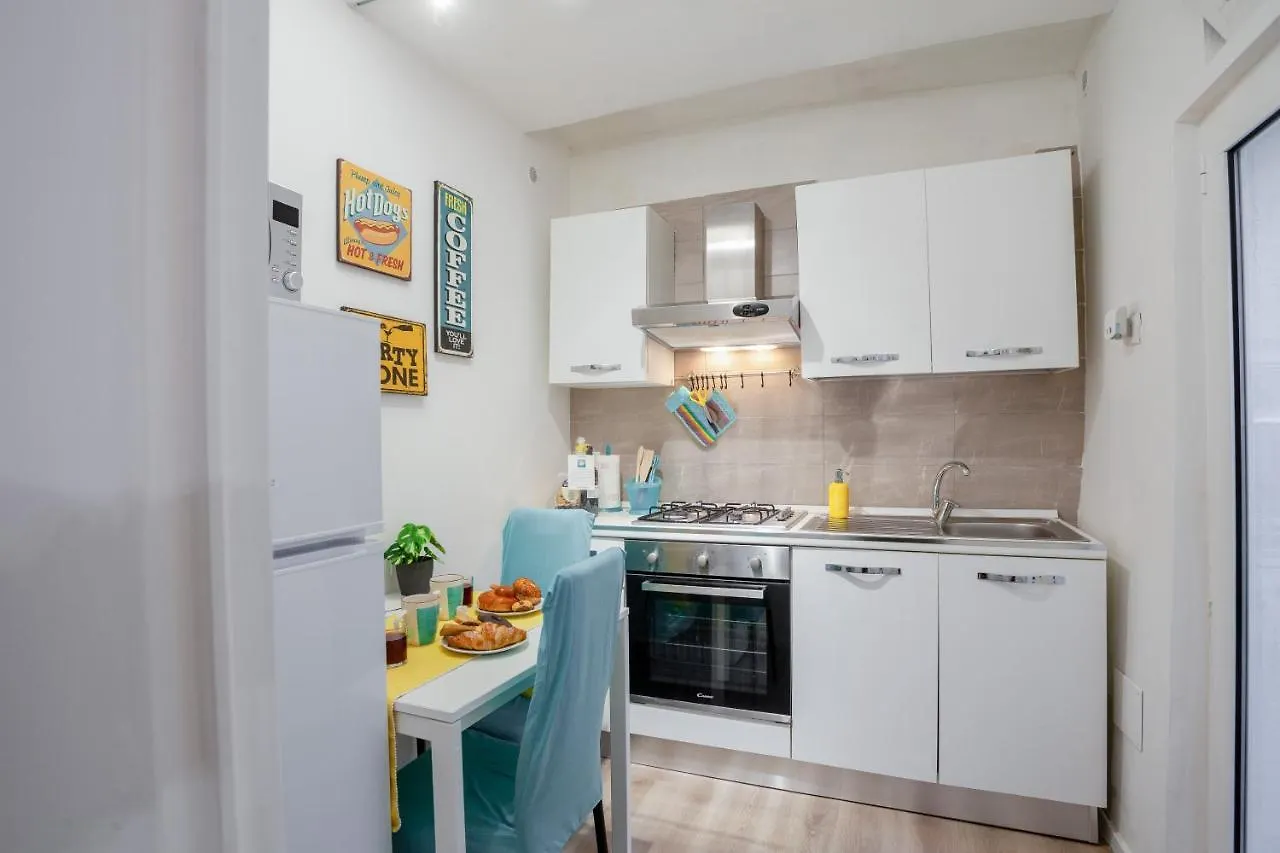 Yhellow Home Smart Apt With Netflix & Alexa バーリ 0*,  イタリア